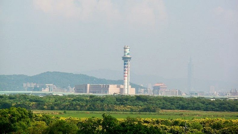 Có một bậc thềm cao 4 mét nằm dưới nhà hàng đưa đến cho du khách một cái nhìn toàn cảnh của cửa sông Tamshui và khu bảo tồn chim gần đó, cũng như hướng tầm mắt về phía những dãy núi xa xôi. Bạn cũng có thể nhìn thấy công viên quốc gia Yangmingshan và toàn bộ lưu vực Đài Bắc.