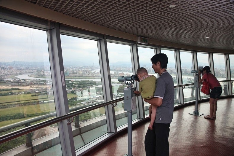 Ở lối vào nhà máy, một màn hình hiển thị lớn cho thấy khối lượng khí và khói đang được chuyển vào các ống khói. Những thiết bị hỗ trỡ đọc giúp du khách hiểu được nỗ lực của những người đang được thực hiện để xử lý khí thải. Nhờ kiểm soát chặt chẽ mà tỷ lệ xuất ra dioxin của lò đốt Bei Tou được giữ thấp hơn nhiều so với tiêu chuẩn 0.11ng /Nm3.