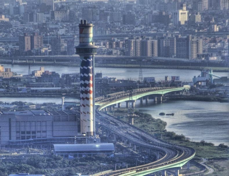 Nha hang nam tren dinh lo dot rac thai o Dai Loan hinh anh