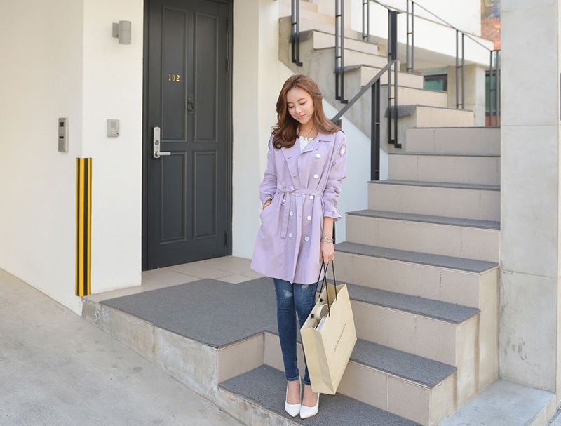 Áo khoác màu tím pastel cũng là loại trang phục rất được các nàng công sở yêu thích khi hè sang, vì vừa che chắn cơ thể khỏi nắng nóng, vừa giúp tổng thể trang phục thêm nhẹ nhàng, cuốn hút đầy nữ tính.