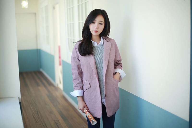 Do màu tím pastel hợp với các gam màu trắng, xanh đậm, xanh rêu hay đen, hoặc các màu pastel khác, nên dù có dùng áo khoác gam màu này, bạn vẫn phải để ý màu sắc của những trang phục mặc trong để set đồ của mình không bị “lạc điệu” về màu sắc.