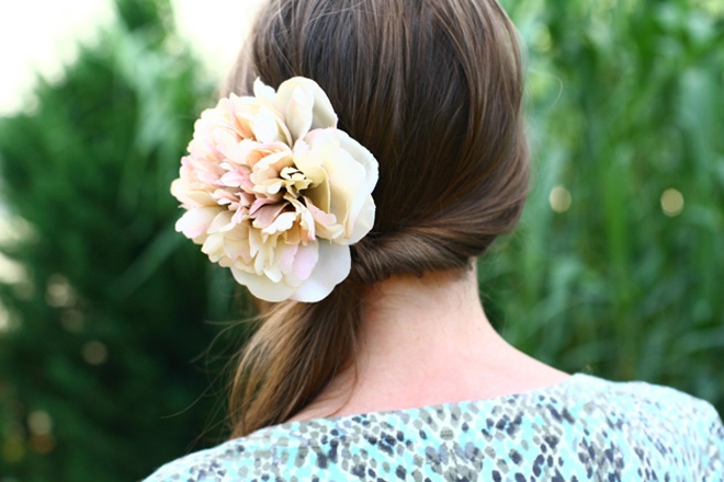 Tao kieu toc mua he don gian bang hoa cai tu che hinh anh