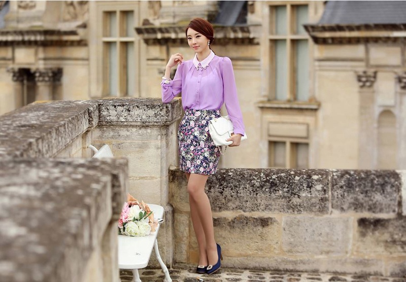 Có một cách kết hợp khác với tím pastel cũng được các nàng công sở yêu chuộng, đó là kết hợp áo sơ mi tím pastel với váy hoa cùng tông màu, hoặc ngược lại áo hoa tím và váy tím trên cùng 1 bảng màu.