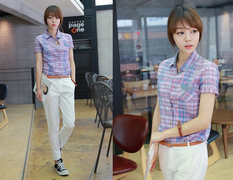 Nếu yêu thích các kẻ sọc ca rô, bạn hãy thử cách phối áo sọc ca rô tím sành điệu với quần tây ống suông và giày bata.