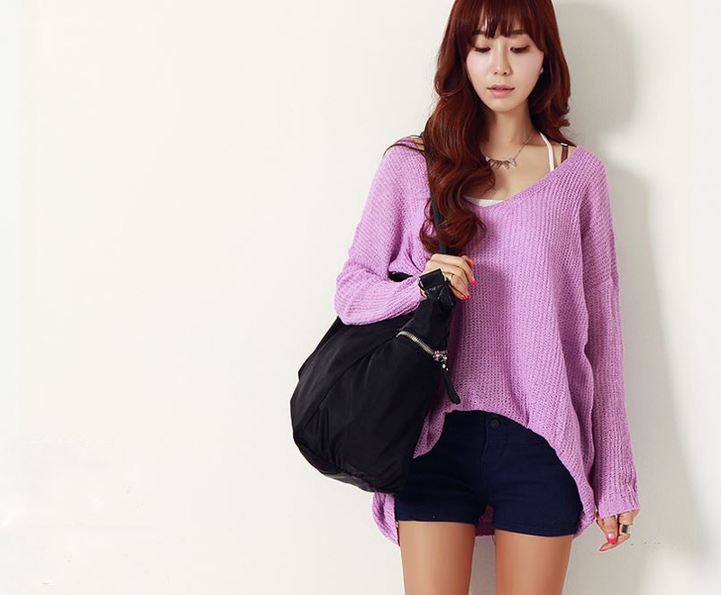 Áo len đan over size và quần shorts rất phù hợp với bạn gái năng động, cá tính.