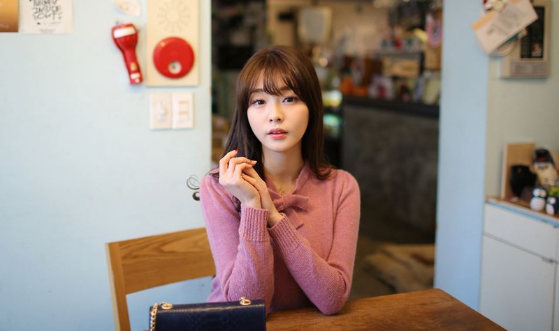 Do màu tím dễ làm cho da trông nhợt nhạt hơn, nên khi mặc trang phục có sắc tím, bạn cần lưu ý đến cách trang điểm cho khuôn mặt theo các tông màu thật tươi tắn.