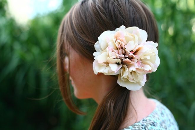 Cài tóc hoa hồng to bản như thế này là phụ kiện hỗ trợ đắc lực giúp bạn khoe vẻ đẹp dịu dàng, nữ tính, nhất là khi bạn chỉ tốn khoảng 5 phút để tự tay tạo nên loại trang sức đáng yêu này.