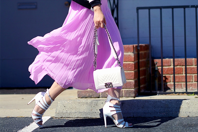 Và cuối cùng là nên chọn các kiểu phụ kiện phối hợp, không quá nhiều chi tiết với gam màu trắng hoặc nude để tổng thể trang phục của bạn thêm chỉn chu và hút mắt.