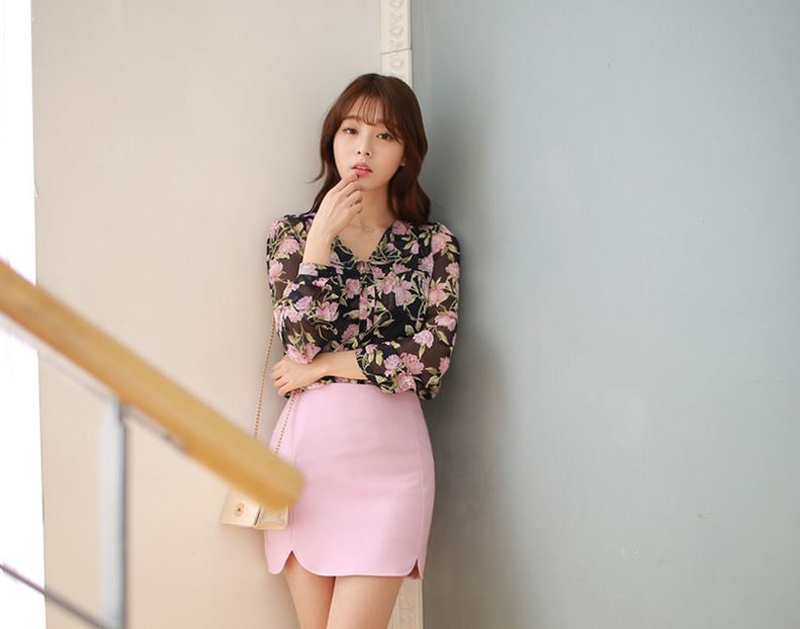 Với những bạn nữ công sở, các kiểu sơ mi hoa điểm màu tím pastel là lựa chọn phù hợp, và có thể kết hợp dễ dàng với váy đuôi cá, váy chữ A nhẹ nhàng, tinh tế.