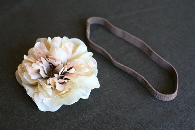 Trong khi đó, làm băng đô hoa cài tóc cũng dễ không kém, vì chỉ cần khâu phần cuống hoa vào sợi dây băng đô.