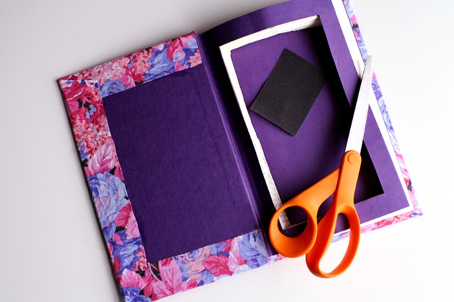  Dùng kéo cắt lại để phần ruột sách được chỉn chu. Sau đó dùng keo dán các tờ giấy lại với nhau thành 2 phần đều nhau.