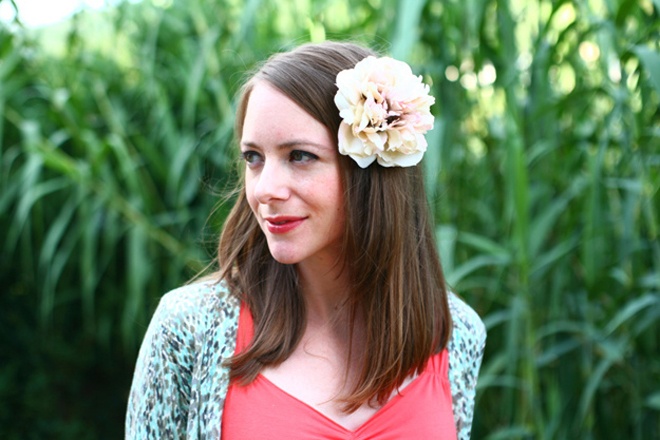 Cài kẹp hoa tự chế lên mái tóc buông dài tự nhiên, bạn đã có ngay 1 kiểu tóc mùa hè rất dịu dàng, nữ tính.
