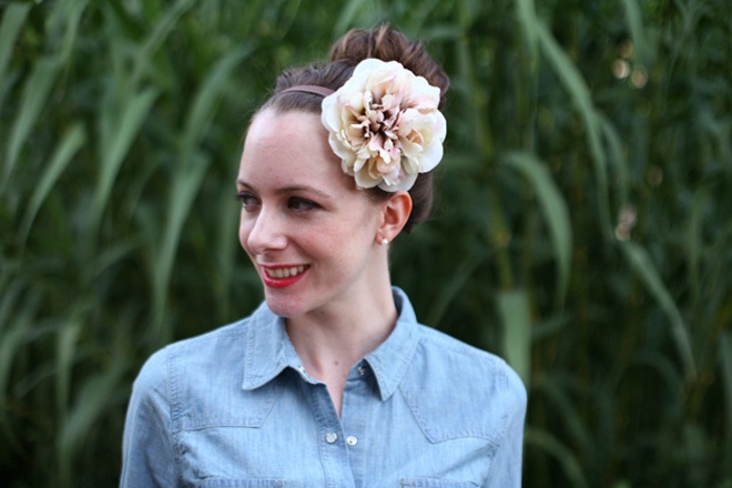 Kiểu hoa cài băng đô lại rất thích hợp với tóc búi cao như thế này.