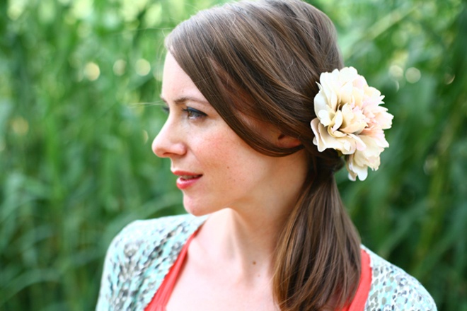 Tóc buộc lệch sang bên, cài thêm bông hoa kẹp tóc sẽ cho bạn kiểu tóc mùa hè thứ ba cũng đơn giản và dễ thực hiện không kém.