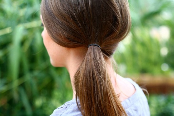 Để tạo ra kiểu tóc này, bạn buộc đuôi gà lệch về bên trái hoặc bên phải tùy thích.