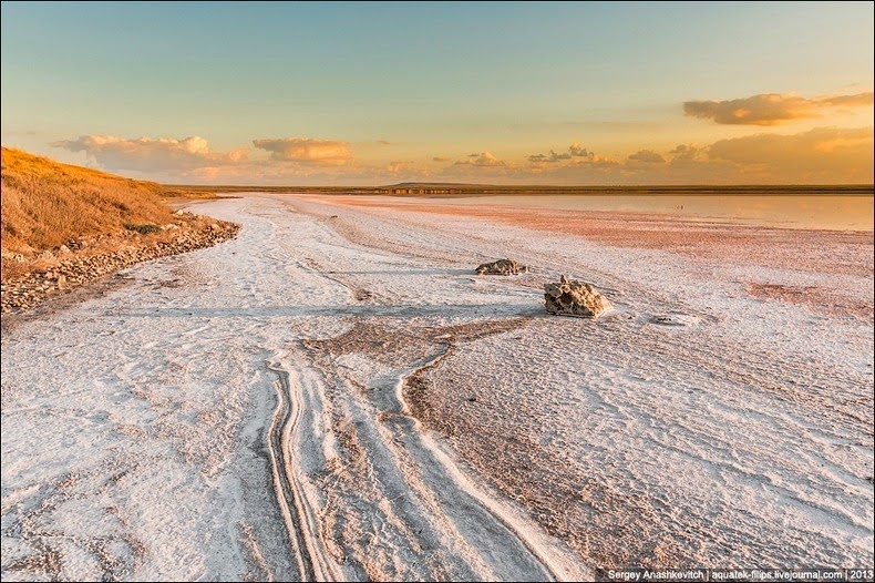 Bởi vì các vùng đầm phá rất nông nên nước biển xâm nhập dễ dàng và lại bốc hơi nhanh chóng trong mùa hè, sinh ra một mùi hôi thối khủng khiếp chính vì vậy mà đầm phá này còn có tên là “Rotten Sea