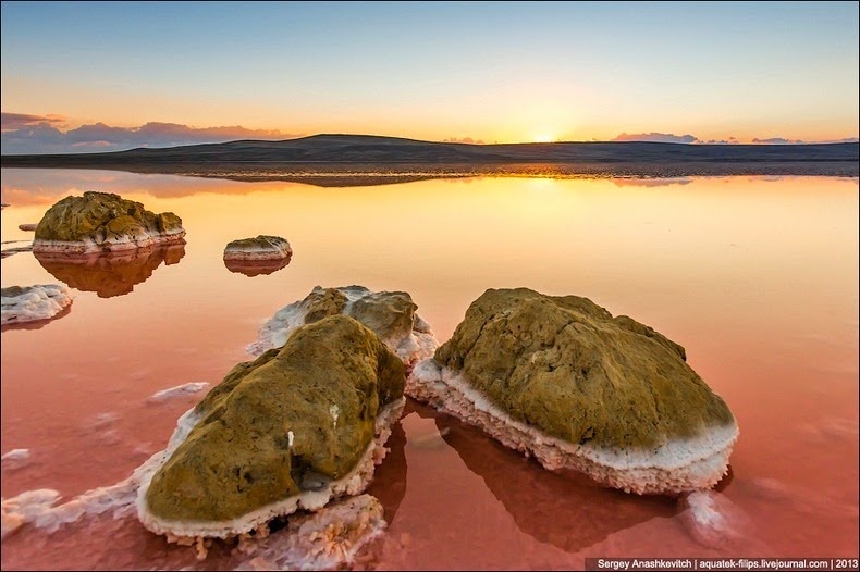 Bán đảo Crimea nằm giữa biển Đen và biển Azov, ngay phía nam của đại lục Ukraina và gần như hoàn toàn được nước bao quanh. Bán đảo này được kết nối với đất liền bằng bằng một eo đất, trong tiếng Ukraina được gọi là “Perekop” - một dải đất rộng khoảng 5 đến 7 km và được tách ra khỏi khu vực của Kuban của Nga ở phía đông của eo biển Kerch. Về phía đông bắc là mũi đất Arabat, một dải đất hẹp ngăn cách hệ thống đầm phá nước mặn cạn được đặt tên là Sivash.