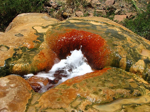 Trong thực tế, các mạch nước phun ở thị trấn Analavory hoạt động không tuân theo quy luật tự nhiên như những mạch nước phun mà ta từng biết trên thế giới.