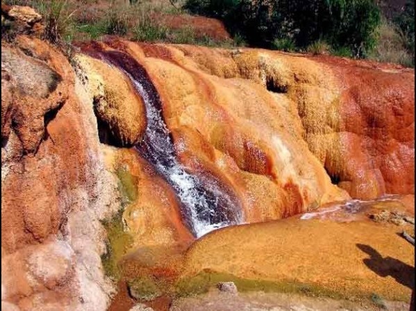 Mạch nước phun ở thị trấn Analavory được gọi là mạch nước phun nước lạnh và hiện chỉ có một số ít mạch nước phun nước lạnh tự nhiên tồn tại trên trái đất. 