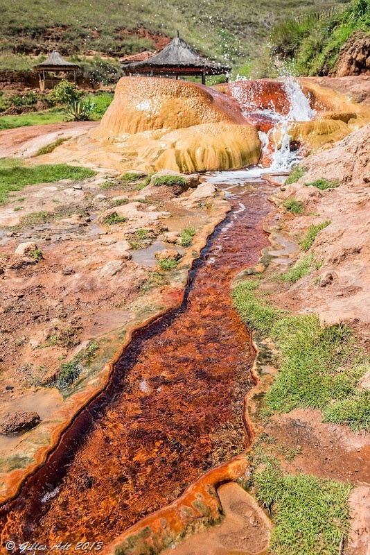 Do nguồn nước ấm áp và giàu hàm lượng axit cacbonic nên dễ nó dàng hòa tan một lượng lớn vôi trong cuộc hành trình ra sông. 