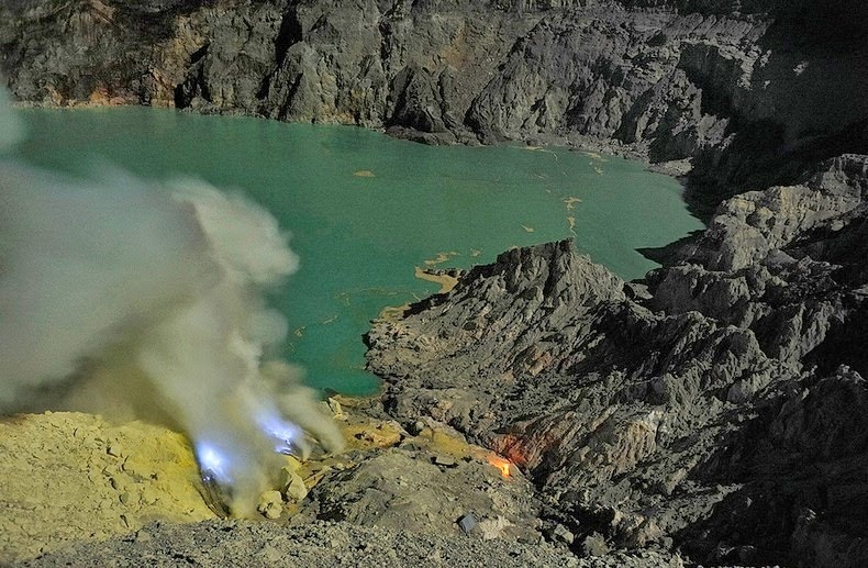 Kawah Ijen là một trong những ngọn núi lửa nằm cách hõm chảo núi lửa Ijen chỉ 20 km ở Đông Java, Indonesia. Miệng núi lửa Kawah Ijen chứa một hồ nước axit màu xanh ngọc rộng khoảng 1 km, hồ núi lửa axit này liên tục rò rỉ khí lưu huỳnh. 