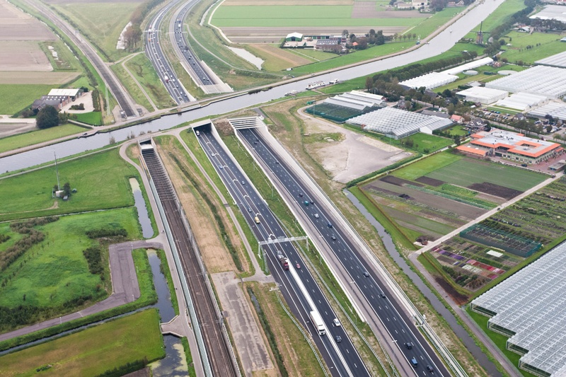 5.Cầu nước Ringvaart Haarlemmermeer – Hà Lan Cầu nước Ringvaart Haarlemmermeer được xây dựng vào năm 1961, là một phần của kênh đào Ringvaart bao quanh phần đất lấn biển Haarlemmermeer ở phía Bắc Hà Lan, vượt qua đường cao tốc A4 dẫn đến Roelofarendsveen, đây được coi là một hệ thống dẫn nước hiện đại đầu tiên ở quốc gia này.