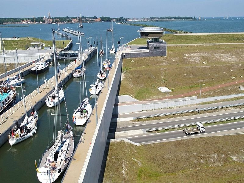 Cầu Naviduct Krabbersgat dài 125 mét, rộng 25 mét bắc qua đường cao tốc N302 chạy dọc theo tuyến đê giữa 2 hồ, công trình này sử dụng chất liệu bê tông vô cùng đặc biệt nhằm đảm bảo không cần phải bảo trì sau một thời gian dài hoạt động.