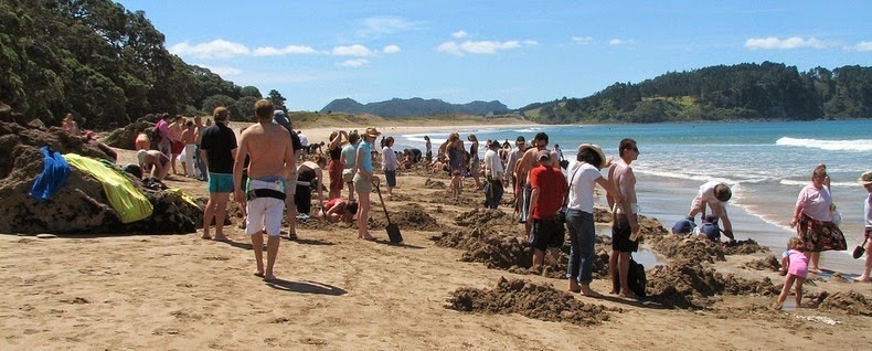 Bãi biển là một điểm đến phổ biến cho cả người dân địa phương và khách du lịch đến thăm New Zealand. Tuy nhiên, nhiều người chăm chỉ làm những chiếc hồ nước nóng trên bãi biển để ngâm mình thư giãn nhưng đôi khi quên đi những nguy hiểm.