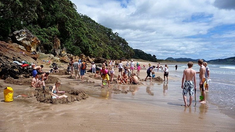 Do vị trí của suối nước nóng là cách biển không xa lắm, ngay cả khi thủy triều xuống du khách mãi mê chìm đắm trong làn nước mà không biết dòng chảy của những con suốt bị xé toạt ra tạo ra những chiếc hố sâu và tiếp đó những con sóng lớn ập tới bất ngờ cướp đi sinh mạng của nhiều người trở tay không kịp.