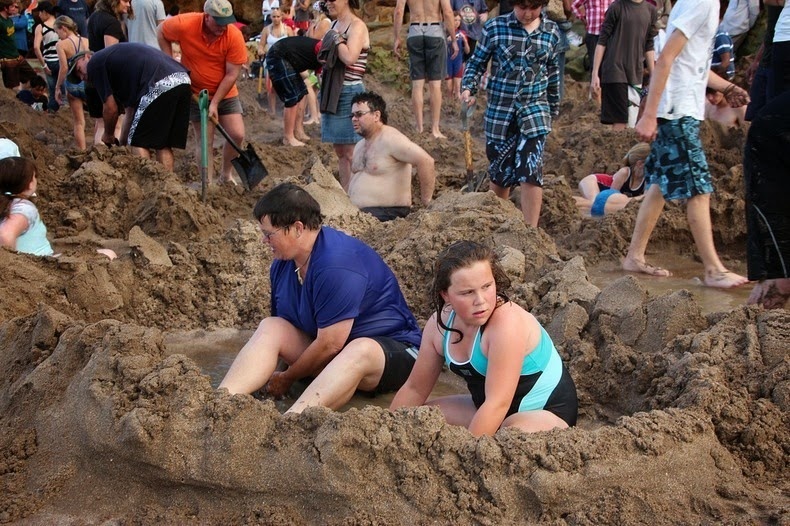 Hiện tượng chỉ xảy ra khi thủy triều xuống thấp hay còn nằm ở độ lưng chừng thì sẽ để lộ ra vùng cát với dòng nước nóng bên dưới.