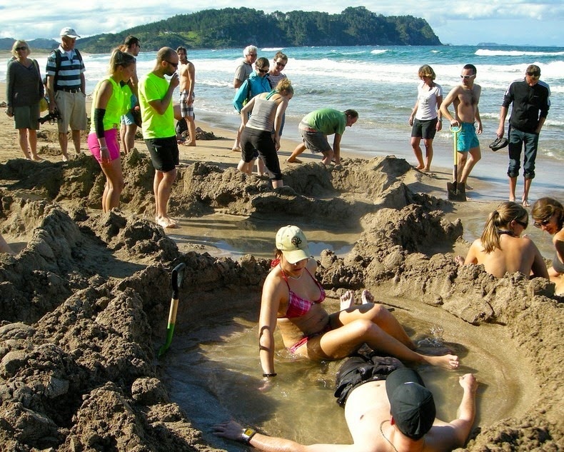 Hai giờ trước khi và sau khi thủy triều xuống thấp là thời gian tốt nhất để đến và đắm mình trong làn nước ấm tại bãi biển này.
