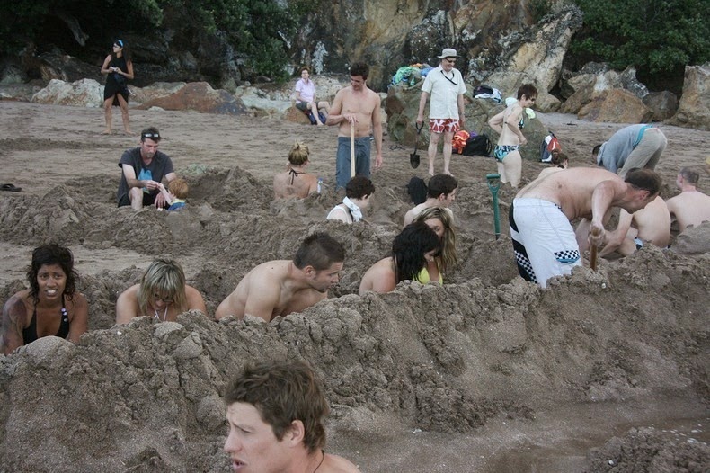 Trong mùa cao điểm, hàng trăm người dân và gia đình đưa nhau đến bãi biển với những chiếc xẻng nhỏ và xô xách nước, họ bắt đầu đào hố để để nằm và ngâm mình thư giãn trong làn nước ấm xung quanh.