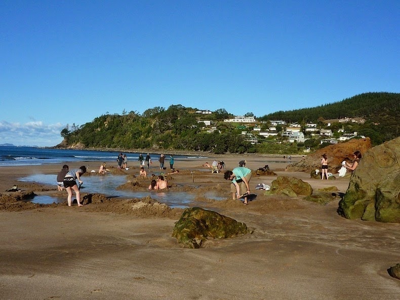 Bởi vì nước nóng nên người ta thường đào một con kênh ra biển để cho nước lạnh của biển tràn vào những chiếc hố nước nóng hòa trộn lại với nhau ở một mức đủ ấm vừa đủ mà không nóng gây bỏng rát.