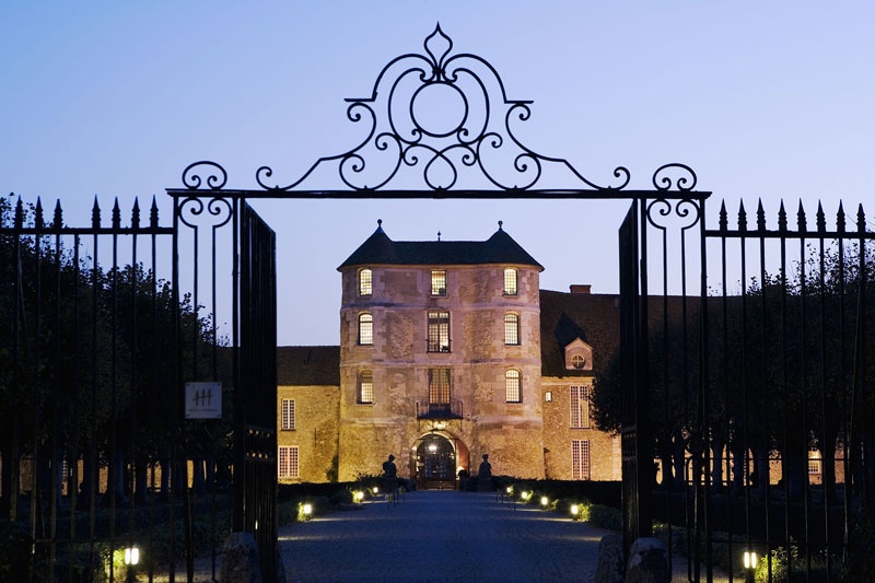 Nhìn xuyên qua cánh cổng sắt là một tòa lâu đài tráng lệ, bước qua cánh cổng ngay lập tức hình ảnh của tòa lâu đài sẽ đưa bạn trở về thời Trung Cổ, lâu đài là một khách sạn gồm 93 phòng. 