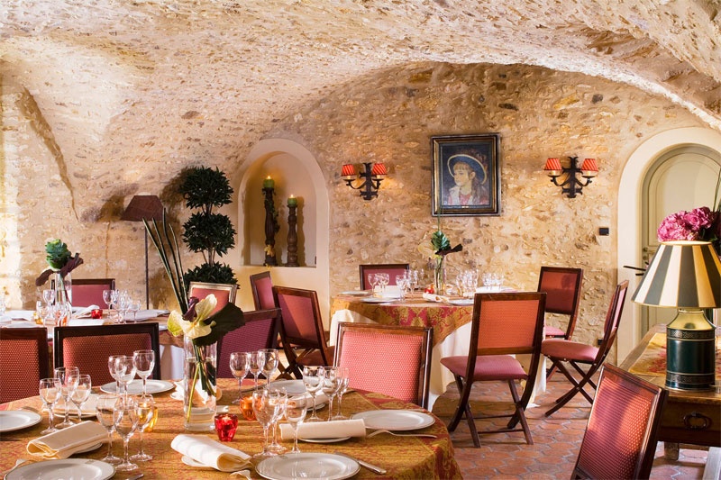 Mỗi phòng của khách sạn đều được trang bị ghế sofa bằng lông nhung, những loại vải đắc tiền, những chiếc giường ngủ lộng lẫy. 