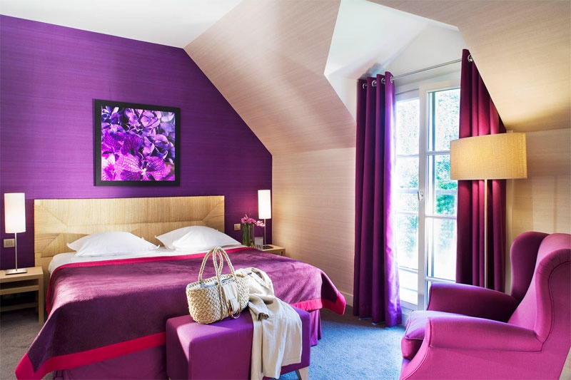  Bên trong khách sạn là những bức tường đá đi liền với nội thất hiện đại tạo nên một không gian đẹp với cách trang trí tao nhã và thanh lịch. Được thiết kế với các chủ đề đơn sắc, với đường cong vừa hiện đại vừa cổ điển và những gam màu ấm áp. 