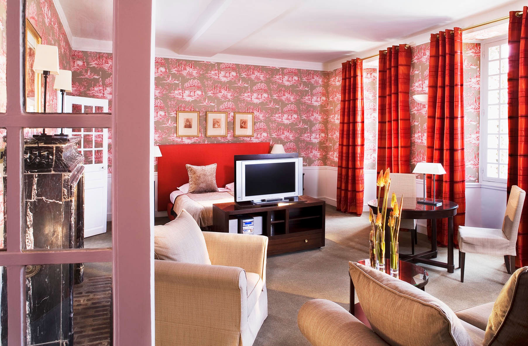 Bên cạnh lâu đài là khu suối khoáng gần 23 nghìn mét vuông và nét nổi bật nhất của lâu đài là bề bơi với ánh sáng xanh sang trọng, nhà tắm hơi, phòng xoa bóp. 