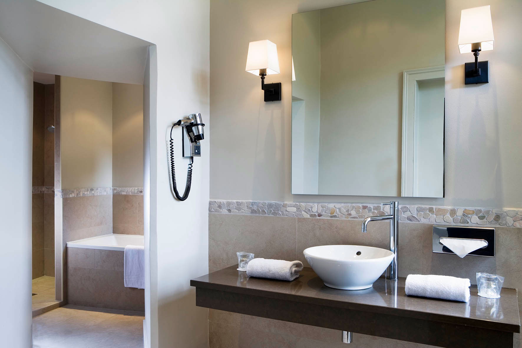 Hơn nữa, bên trên lâu đài còn có một nhà hàng và một quầy bar để bạn có thể đến ăn uống và giao lưu với nhưng người khách khác hoặc thưởng thức một bữa ăn lãng mạn bên ngoài với một vườn cây ăn quả trên nhưng thảm cỏ xanh mượt.