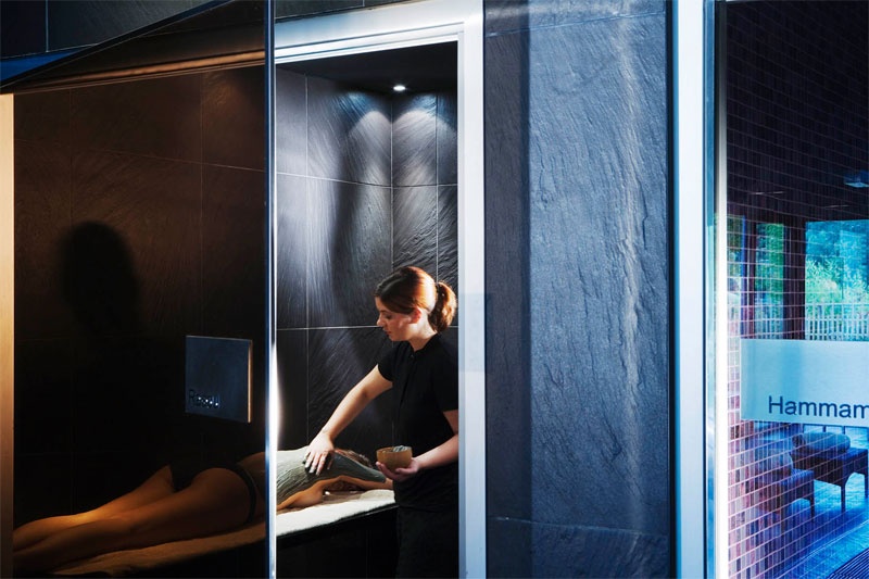 Giá từ 273 euro tương đương 378 đô la một đêm và có phòng giảm giá luôn sẵn sàng cho các sự kiện của công ty hoặc tổ chức tiệc cưới.