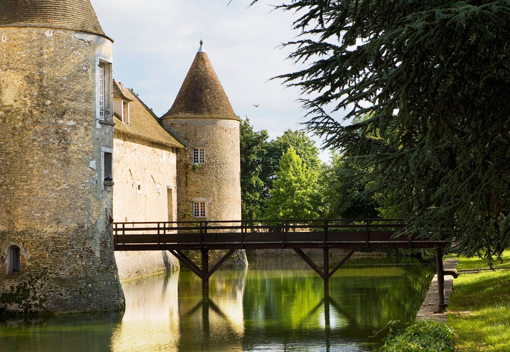 Lâu đài biệt thự ở vùng ngoại ô này là một tòa nhà rộng và cao được bao quanh bởi một khoảng đất, với cây cối xanh tươi và những thảm cỏ được cắt tỉa một cách tỉ mỉ. Lâu đài Villiers Le Mahieu là một điểm đến đẹp, thanh bình và đầy yên tĩnh. Một nơi nghỉ dưỡng để người ta tạm quên đi cuộc sống bộn bề, bận rộn ở thành phố Paris. 