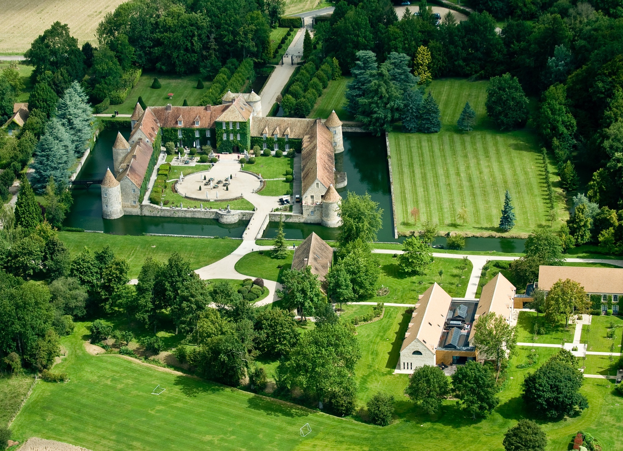 Pháp là xứ sở của các loại nước hoa, bánh ngọt, của những trung tâm mua sắm sang trọng và cả những câu chuyện của quá khứ được những nghệ sĩ như  Picasso, Monet và Degas khắc tên, để lại dấu ấn một thời vàng son và cũng vào thời điểm đó Pháp là một quốc gia hùng mạnh nhất ở châu Âu. Nhưng có điều gì đó phải nói về những vị khách du lịch đến Pháp - thay vì đặt chỗ tại một trong những khách sạn hào nhoáng ở trung tâm Paris thì nên tìm tới nghỉ tại lâu đài ẩn trong miền quê của Pháp để thật sự đắm mình trong nền văn hóa cổ ở đó.