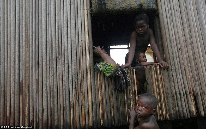 Cách duy nhất để có được nước sạch uống là mua từ các nhà cung cấp. Đây là nguồn nước được nhà cung cấp khai thác từ các giếng khoan. 