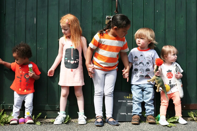 Đắm mình dưới cái nắng gắt của mùa hè, những nhóc tì trên khắp thế giới có nhiều cách chọn trang phục dạo phố rất khác nhau. 