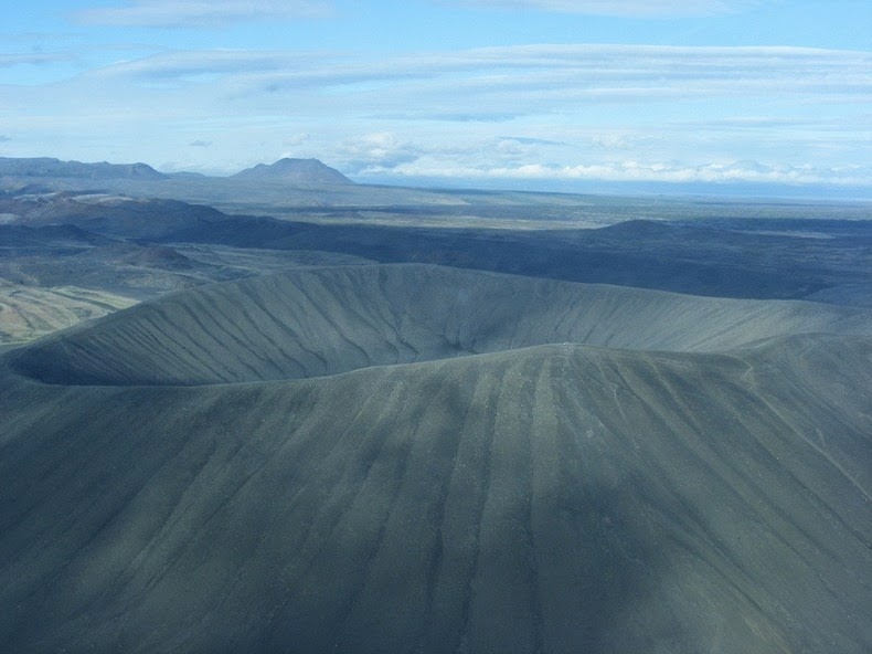 Một nhóm miệng núi lửa như vậy tại Skútustaðir trên bờ biển phía nam của hồ được bảo vệ như một tượng đài tự nhiên và là địa điểm yêu thích của khách du lịch thường xuyên viếng thăm. 
