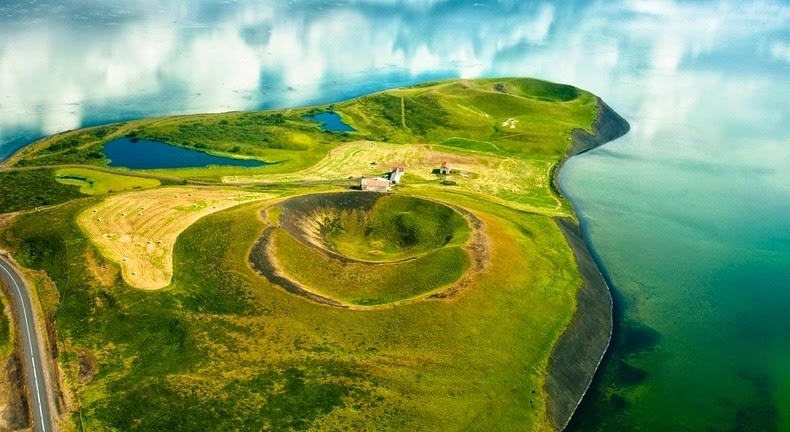 Địa điểm cổ xưa cho sự hình thành Pseudocraters là khu vực hồ Myvatn nằm ở phía bắc Iceland, được hình thành vào 2.300 trước đây do lớp sự phun trào dung nham bazan.