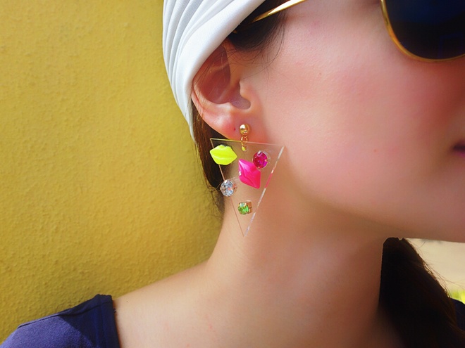 Hoa tai được kết bằng hạt đá nhiều màu, với các kiểu dáng khác nhau, từ tinh tế, sang trọng cho đến cá tính, phá cách luôn là món trang sức không thể thiếu trong tủ đồ thời trang của những cô nàng sành điệu.