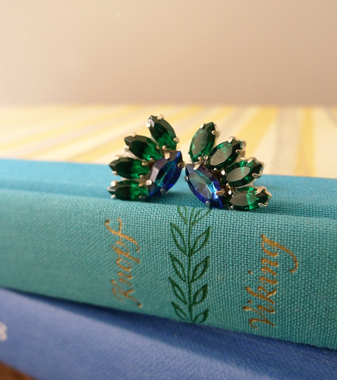  Đón hè sang, hãy thử làm dáng với hoa tai bằng hạt đá xanh để bạn trông thêm mát dịu giữa nắng mùa hạ chói chang. Đơn giản hơn nữa vì chỉ cần thao tác khoảng 15 phút, bạn đã có ngay món nữ trang thật xinh và đáng yêu này.