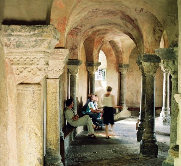 Nhiều người hành hương bắt đầu cuộc hành trình của họ với một chuyến thăm Thánh Michel và ngôi nhà nguyện nhỏ trên đỉnh đá, mà trở nên khá nổi tiếng từ thế kỷ thứ 10.