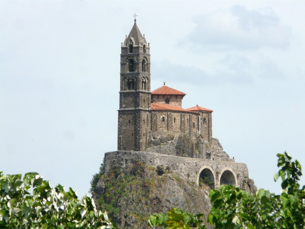 Vào thời tiền sử, người ta đã xây dựng một ngôi mộ đá trên đỉnh. Đây là một ngôi mộ đơn làm bằng ba hòn đá dựng đứng, trong đó một đặt nằm ngang và hai đặt dọc. Ngày nay, 3 hòn đá đó được tháo dỡ và đưa vào bên trong nhà thờ Thánh Michael để thờ phụng.