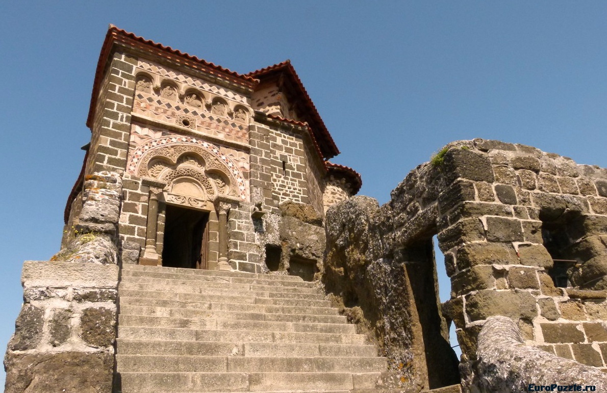 Nhà nguyện Thánh Michel được đức giám mục Godescalc của tỉnh Le Puy  en Velay xây dựng trong năm 962 để đánh dấu sự trở về từ cuộc hành hương đầu tiên đến đền thờ Thánh James đầy thành công.  